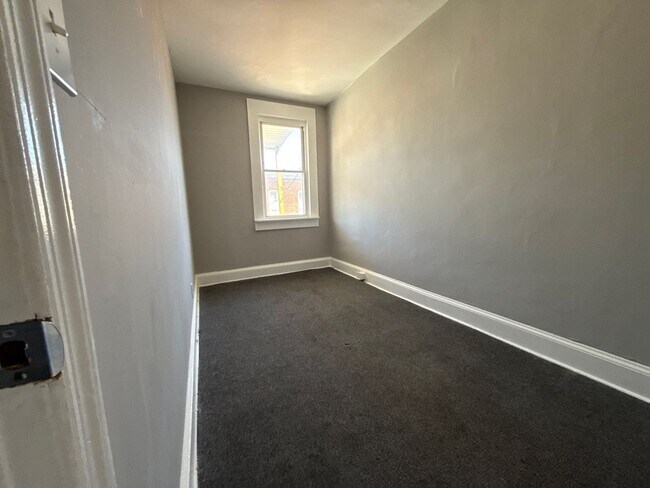 Building Photo - Three Bedroom Home In Baltimore With Park View