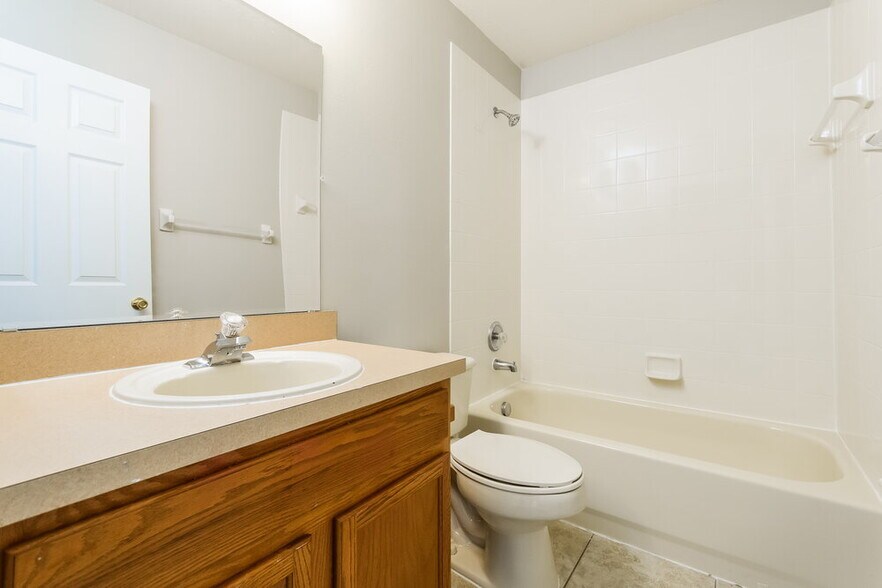 Building Photo - 2402 Ashecroft Dr