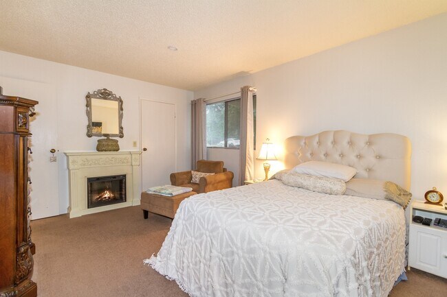 Building Photo - Kirkland Condo