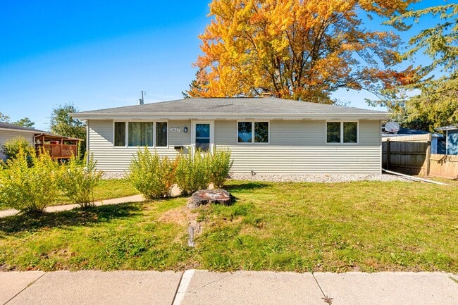 Building Photo - 3 BR 1.5 BA ranch house w/ large garage