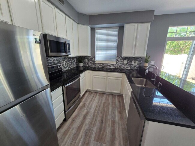Building Photo - "Charming 3-Bed Townhouse Retreat in North...