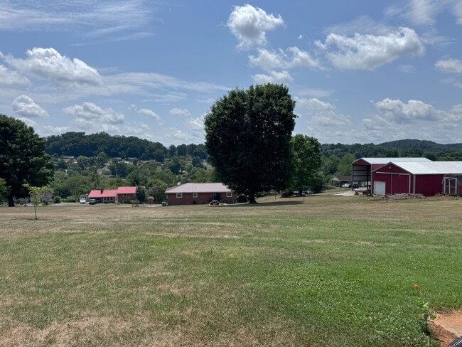 Building Photo - Single Level Home with a Great yard