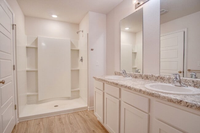 Building Photo - North Pensacola newer construction home– O...