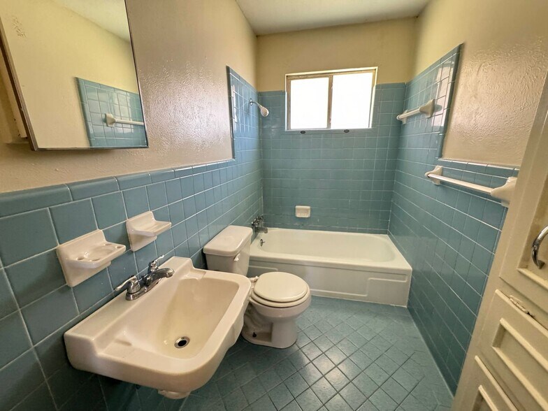Building Photo - 808 Safady Ave