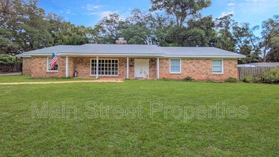 Building Photo - 2 Manor Dr