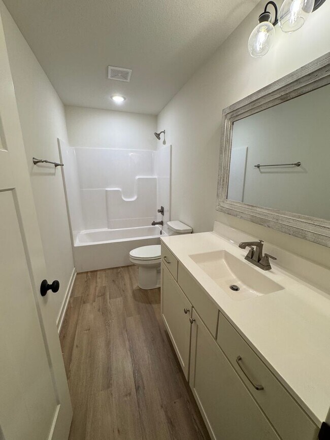 Building Photo - 3 bedroom 2 bath house