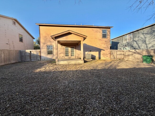 Building Photo - Spacious 3 Bed / 2.5 Bath Home with Large Yard & Lawn Care Included