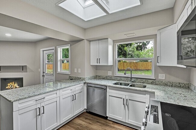 Building Photo - Renovated 3 bedroom/ 2 bathroom home in Mandarin