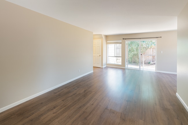 Building Photo - 7 Bed 3 Bath House on Tipton- Great for Big Groups!!