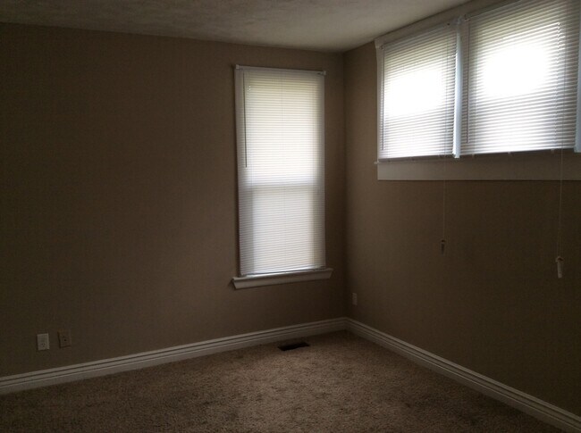 Building Photo - Near Downtown 2 BR home