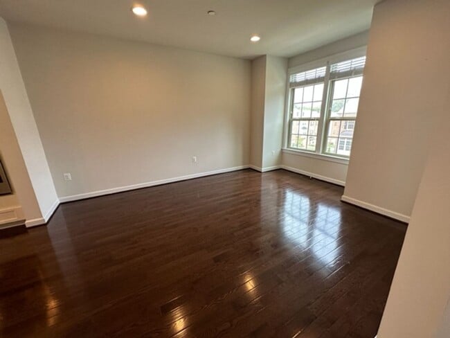 Building Photo - Gorgeous 4-Bed 3.5-Bath Townhouse next to ...