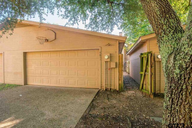 Building Photo - 5811 Hollytree Dr