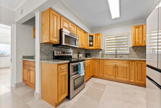 Building Photo - 1203 Hillsboro Mile