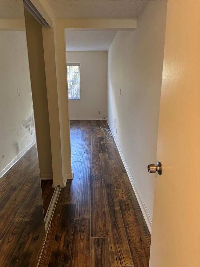 Building Photo - 1075 Riverside Dr