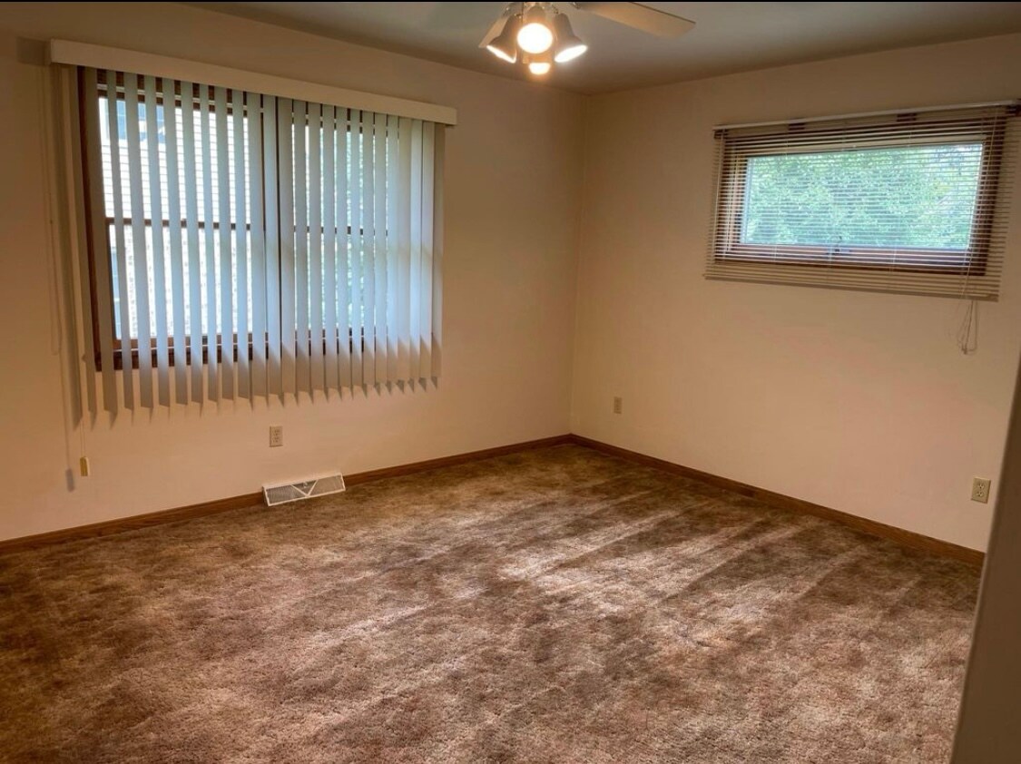 Building Photo - 5203 W Ridge Rd