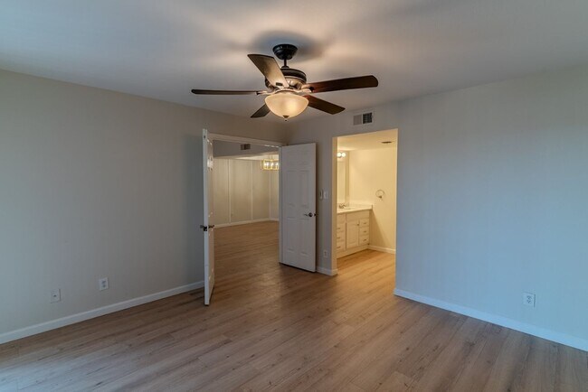 Building Photo - 2-bedroom condo is now available in Scottsdale. 1/2 off 1st Months' Rent