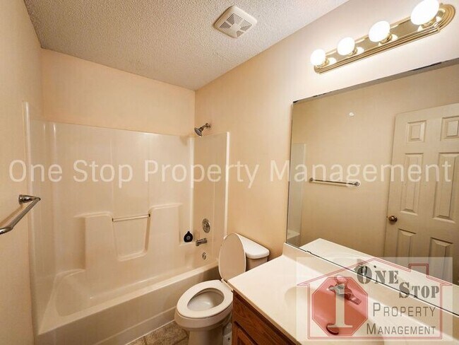 Building Photo - 3 Bedroom, 2 Full Bathrooms and oversized ...