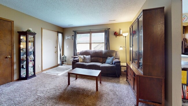 Building Photo - Attached Garage - Spacious 2 bedrooms