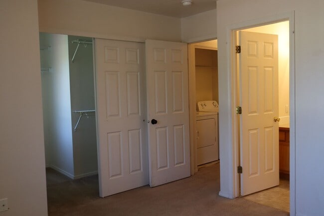 Building Photo - Duplex in Hidden Gardens