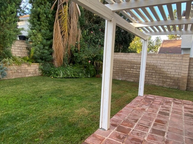 Building Photo - 3 bed, 2 1/2 bath home in the foothills of...