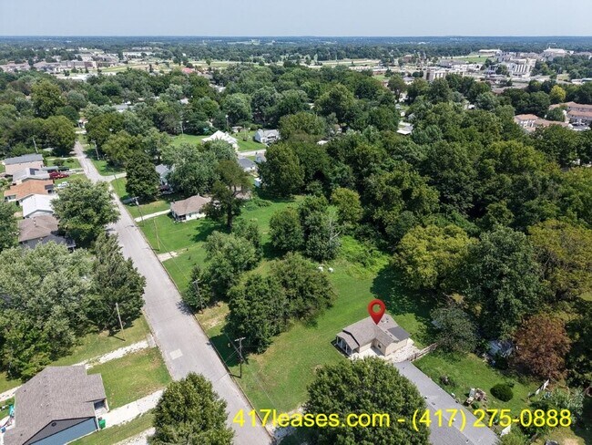 Building Photo - 2518 N Weller Ave