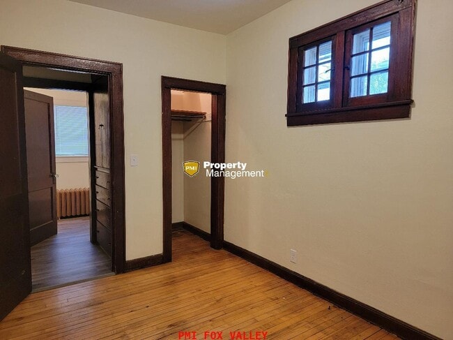Building Photo - LARGE 2 Bed Lower Downtown Appleton