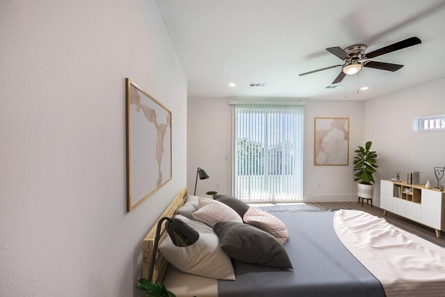 Building Photo - Modern Munger Place townhome with city sky...