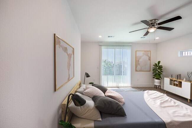 Building Photo - Modern Munger Place townhome with city skyline views