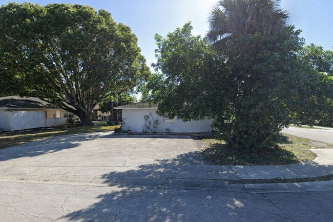 Building Photo - Karlov St Tri-Plex