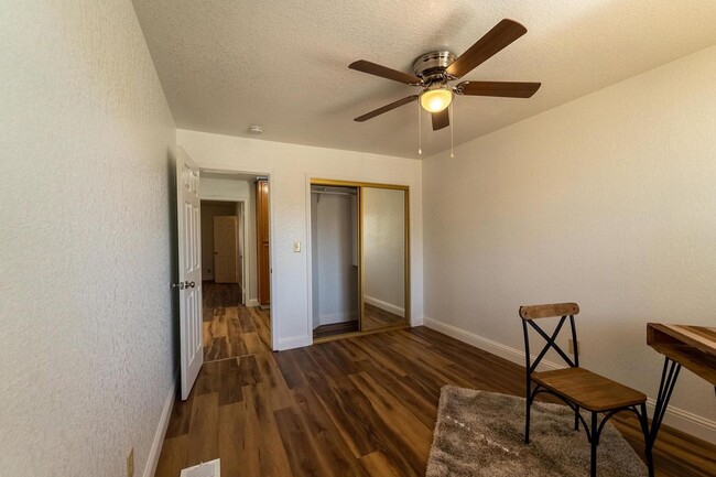 Building Photo - 3 bedroom minutes from shopping & freeway ...