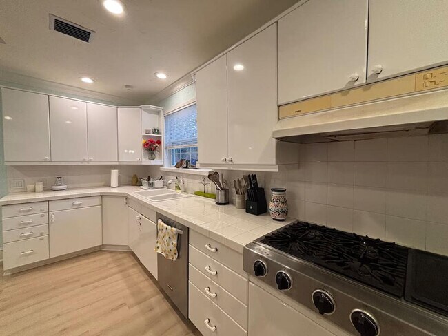 Building Photo - 519 28th St