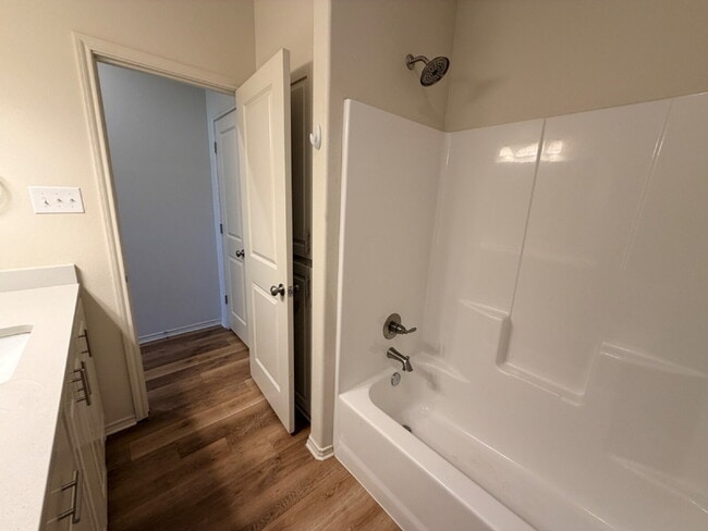 Building Photo - 2 bedroom 2 bathroom