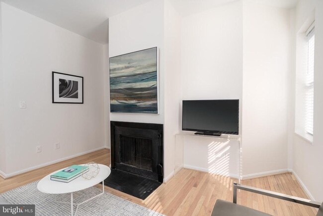 Building Photo - 1843 Mintwood Pl NW