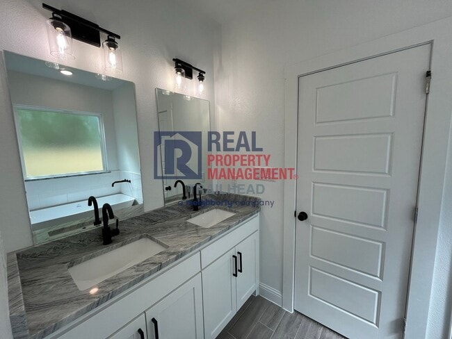 Building Photo - Stylish 3 Bed, 2 Bath Home in Gated Lakeside Community!