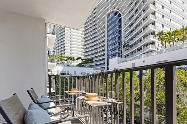 Building Photo - 3000 Riomar St