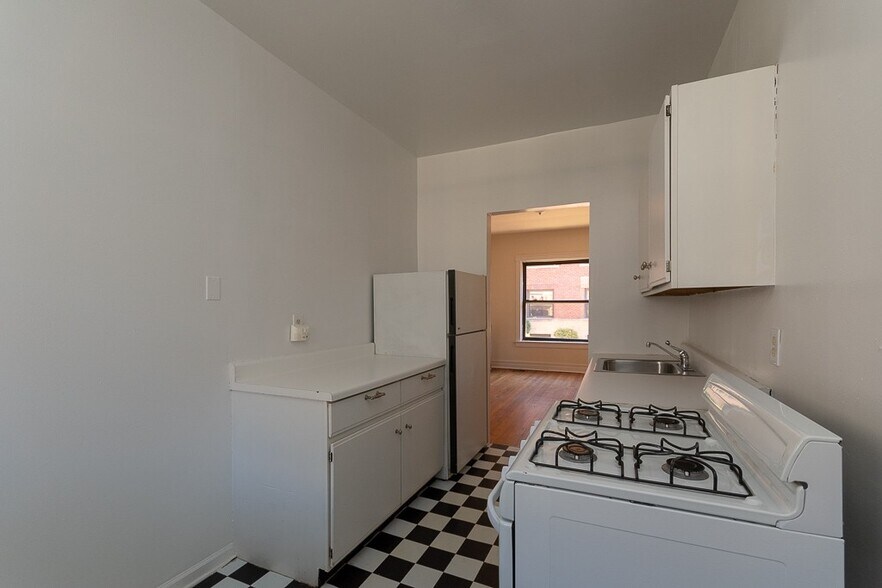 Building Photo - 832 W Waveland Ave