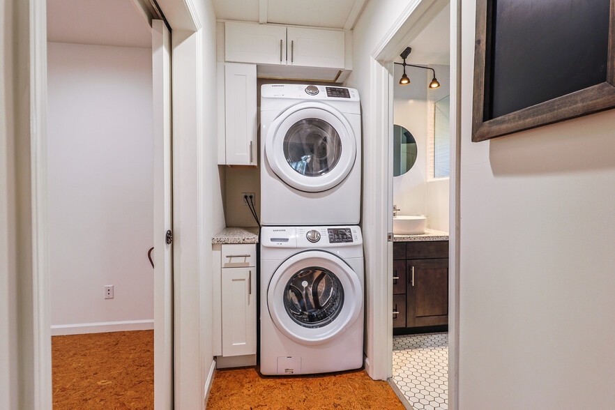 Building Photo - 256 W Tujunga Ave