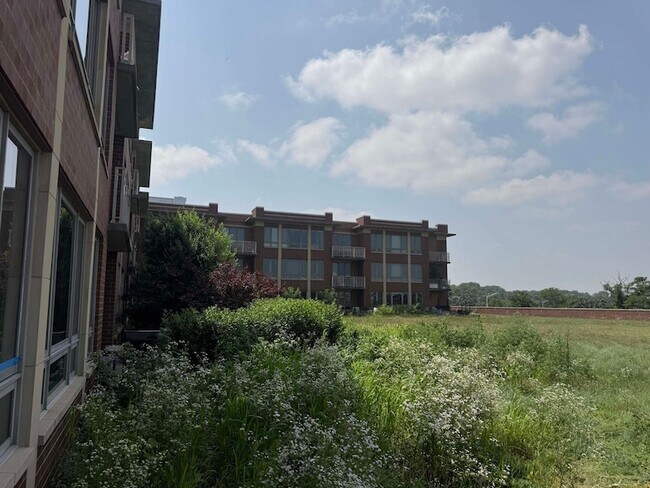 Building Photo - 6000 N Cicero Ave