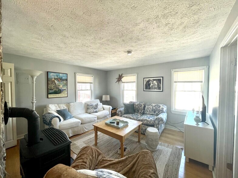 Building Photo - 525 E 3rd St