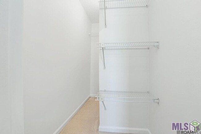Building Photo - 4625 Parkoaks Dr