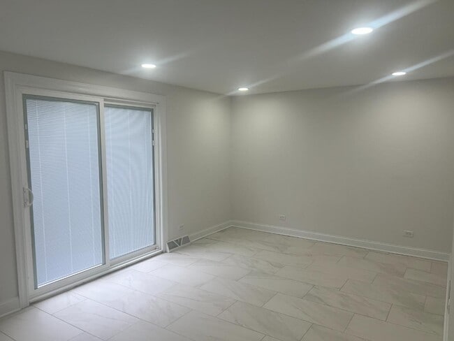 Building Photo - 8611 Lakewood Ave