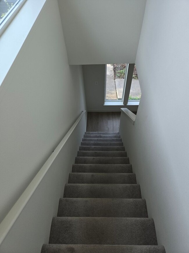 Building Photo - Sleek & Chic! 2 level 2 Bed/1.5 ba 814 Sf