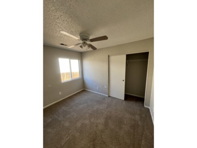 Building Photo - Light and bright three bedroom charming ho...