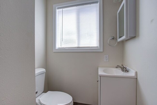 Building Photo - 3 bedroom 2 bath townhouse downtown Hillsboro!