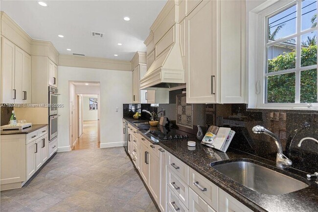 Building Photo - 1033 W 47th St