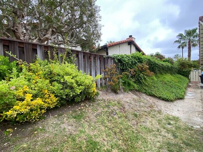 Building Photo - 3BR 3BA home, located in beautiful Solana Beach! Spacious layout with lush landscape