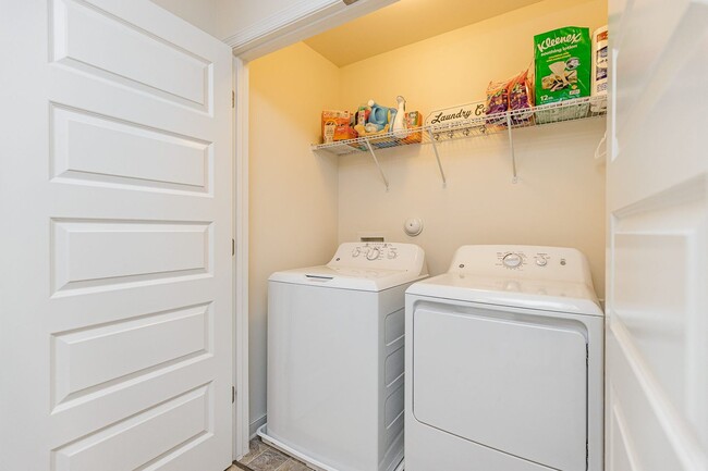 Building Photo - Gorgeous and Modern Home Available