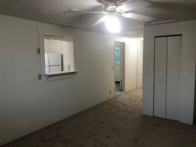 Building Photo - Large upstairs 2 bedroom apartment!