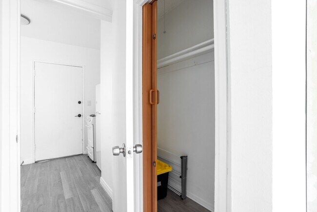Building Photo - Studio on the Venice Beach Boardwalk - MOV...