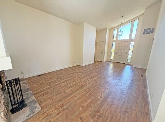 Building Photo - Single Story Evergreen Home at the Middle of a Cul-De-Sac!